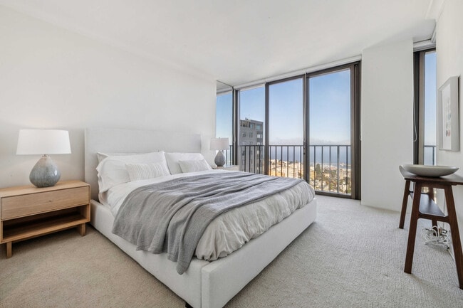 Building Photo - 999 Green St