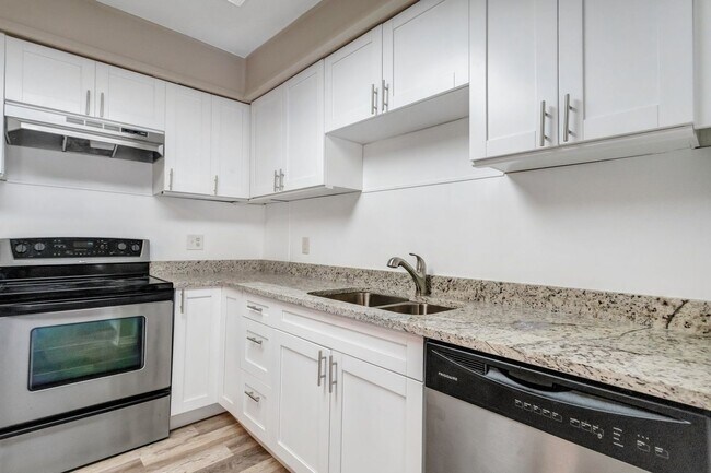 Building Photo - Large 3bdrm/2bath Home with garage & carpo...