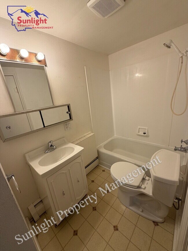 Building Photo - 2 Bed 1 Bath Single Family