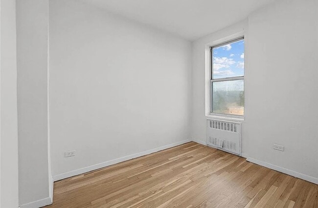 Building Photo - 5425 Valles Ave