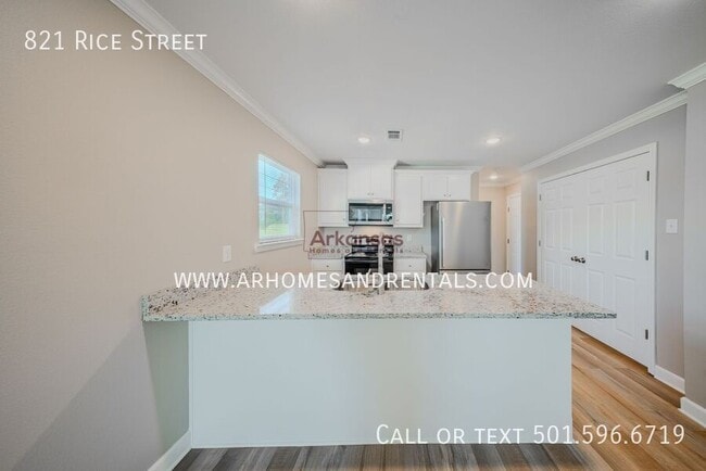 Building Photo - 821 Rice St