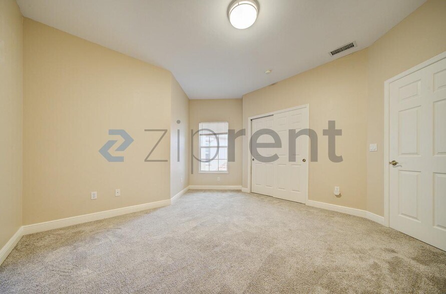 Building Photo - 5111 W Hyde Park Ct