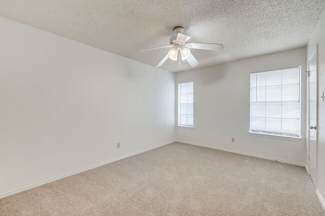 Building Photo - 610 Starlinda Ct
