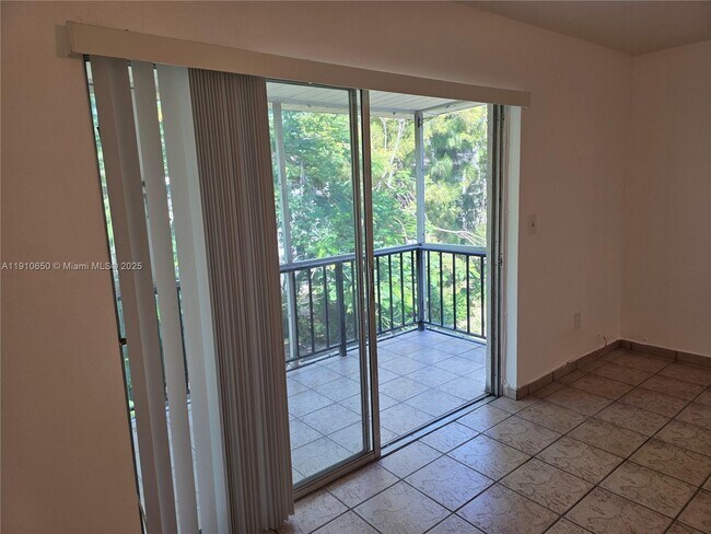 Building Photo - 10399 N Kendall Dr