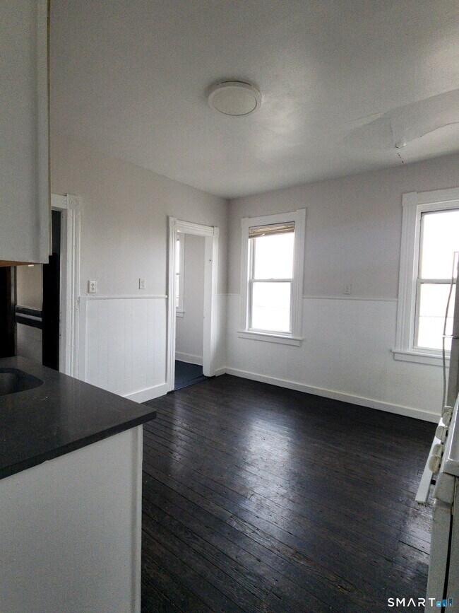 Building Photo - 93 Baldwin St