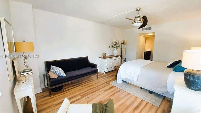 Building Photo - 3375 N Country Club Dr