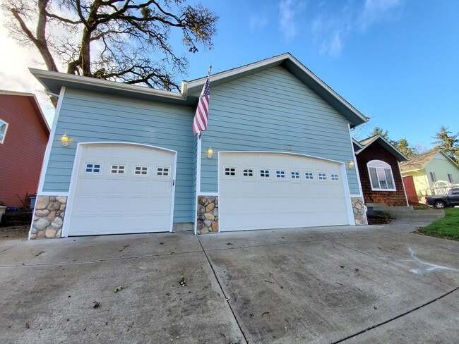 Primary Photo - Beautiful Spacious home in North Albany - ...