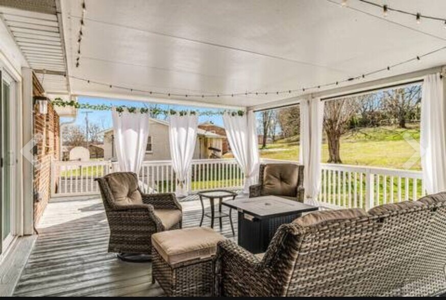 Building Photo - 4013 Plantation Dr