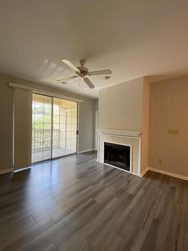 Building Photo - Beautiful Condo in Mount Pleasant!