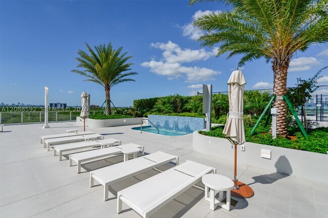 Building Photo - 2411 Laguna Cir