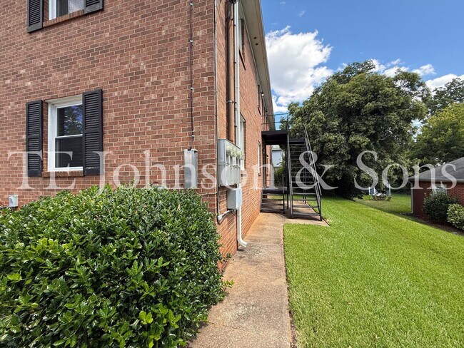 Building Photo - Modern 2 Bedroom Apartment with Water Included on Forsyth St