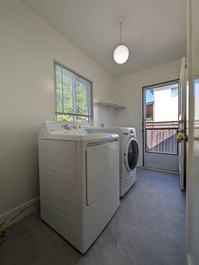 Building Photo - 3016 Del Ray St