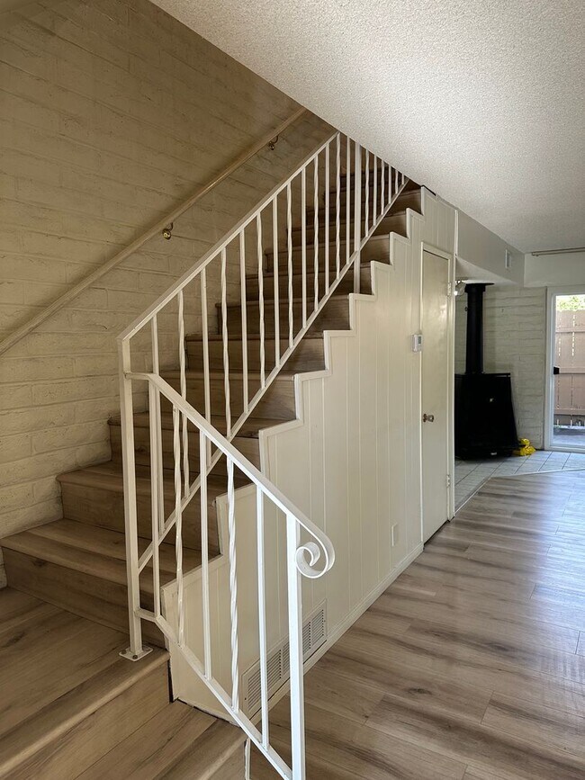 Building Photo - 2 Bedroom Condo - La Mesa