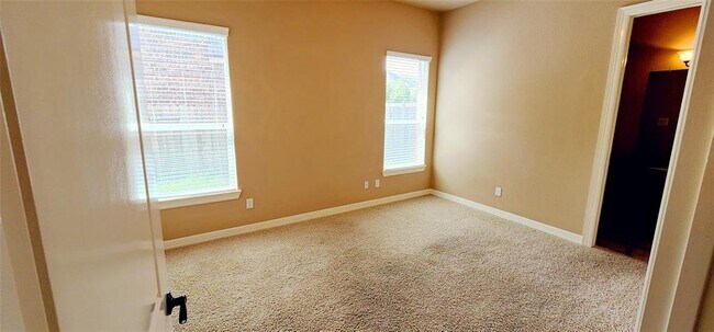 Building Photo - 16303 Lakewood Field Dr