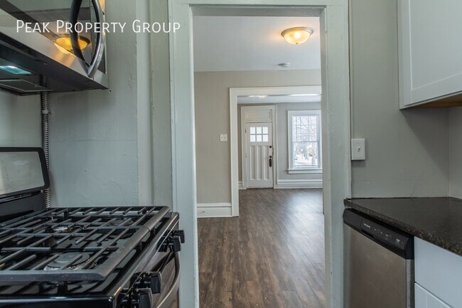 Building Photo - Available Now! Located in the Short North!...