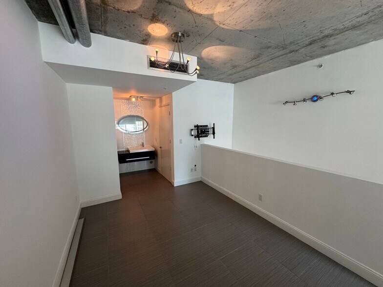 Building Photo - 690 SW 1st Ct
