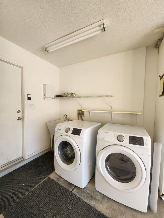 Building Photo - Single-Story 2-Bed | 55+ Community | Henderson