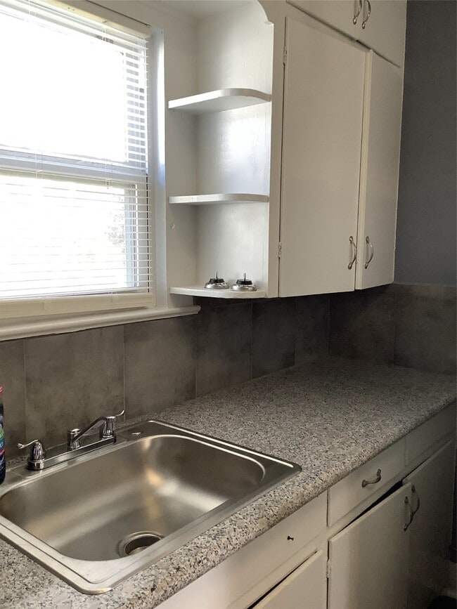 Building Photo - 715 S Market St