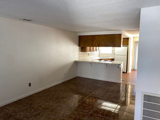 Building Photo - Large Condo near Freeway Access!