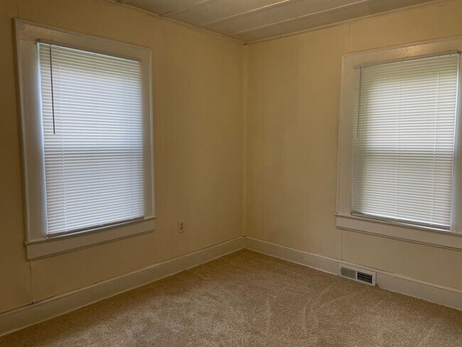 Building Photo - 420 N Elm St