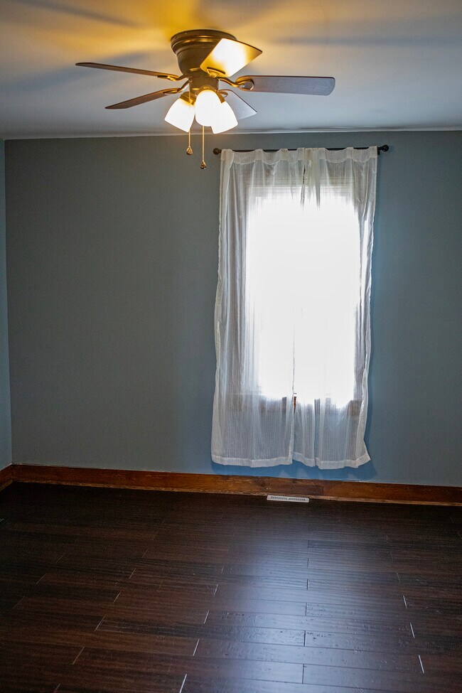 Family room/office/4th bedroom - 4022 E Newport Rd