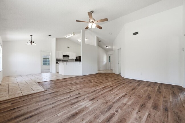Building Photo - 2030 Hawthorne Dr