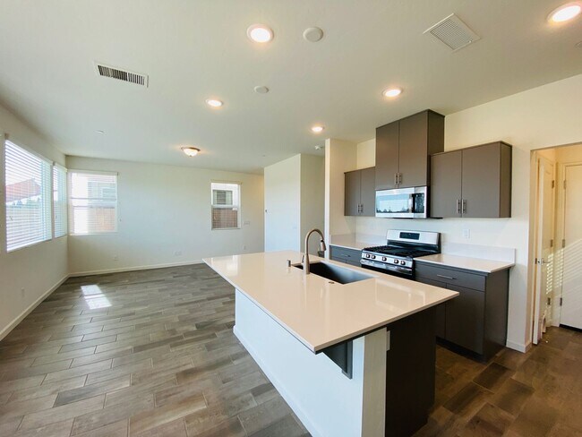 Building Photo - $2,395 Alluvial & Fowler, 3 Bedroom Home -...