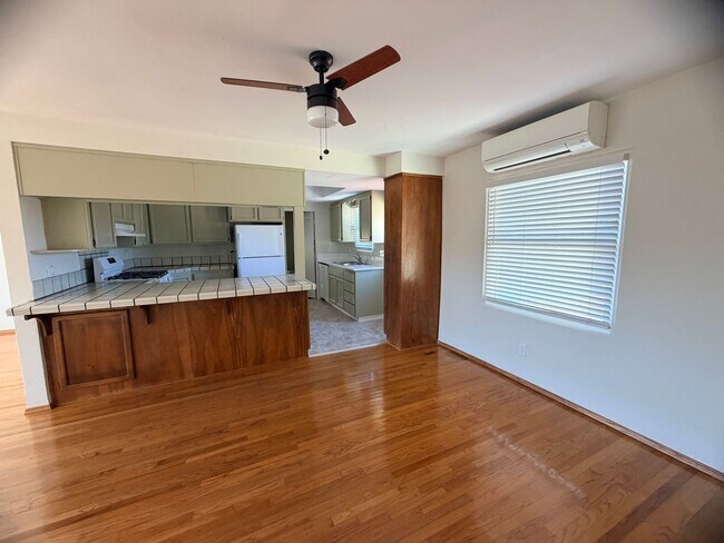 Building Photo - Lovely 2 bedroom with attached Garage