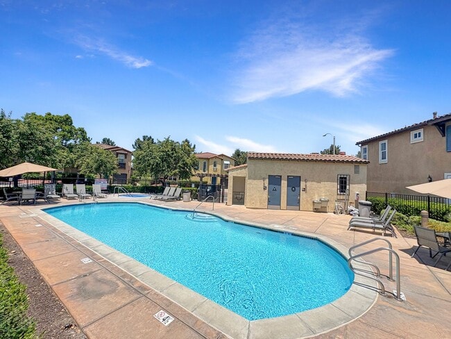 Building Photo - Stylish 2B/2BA Townhome in Torrey Highland...