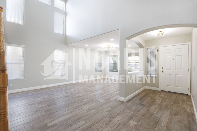 Building Photo - 1553 E Alba Dr