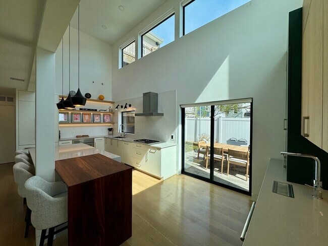 Building Photo - 22 Parker St