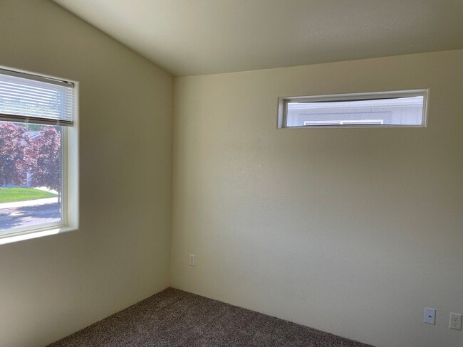 Building Photo - Beautiful 2 Bedroom 1.5 Bath Townhome Loca...