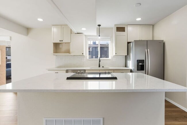 Building Photo - Move In Now – January Free + $500 Off February