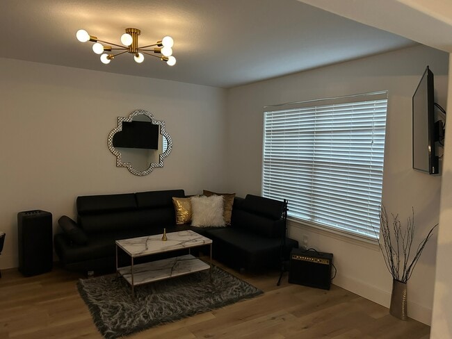 Building Photo - 207 Biltmore Pl