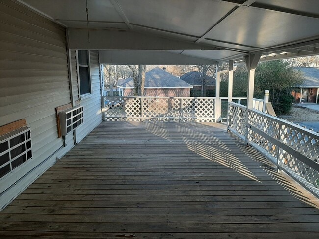 Building Photo - 609 N Oak St