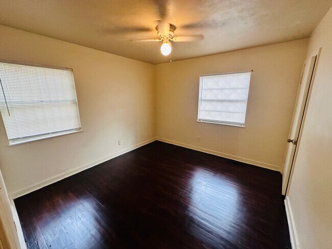 Building Photo - 722 Myrtlewood Dr