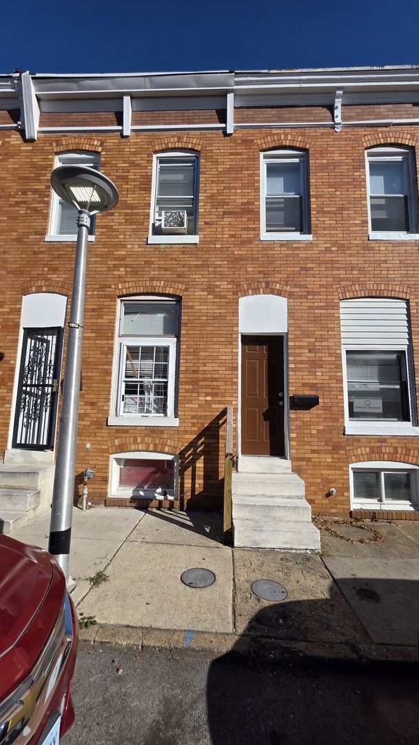 Building Photo - Beautiful Two Bedroom, Plus a Pass Through Room with a Fenced in Rear Patio