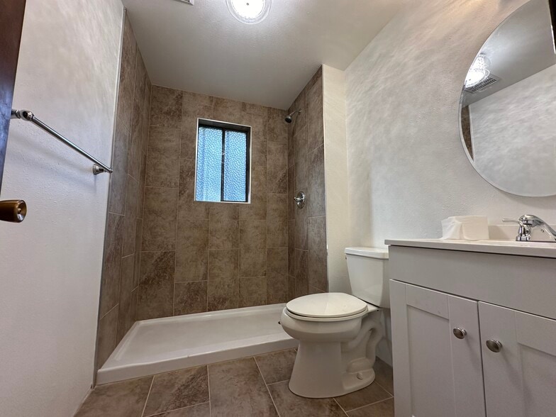 Building Photo - 7150 SE Thorburn St