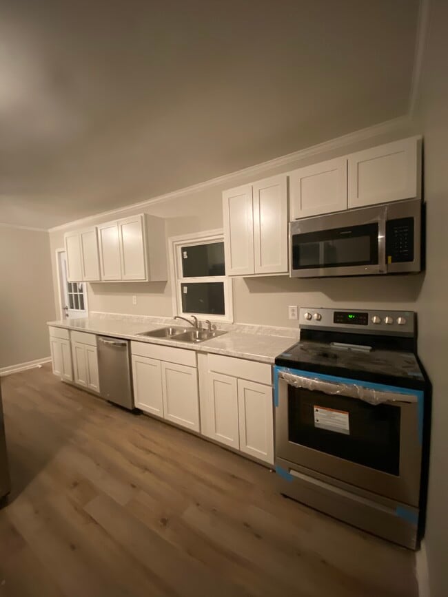 Building Photo - Yellow Fully Renovated Two Bedroom Cottage