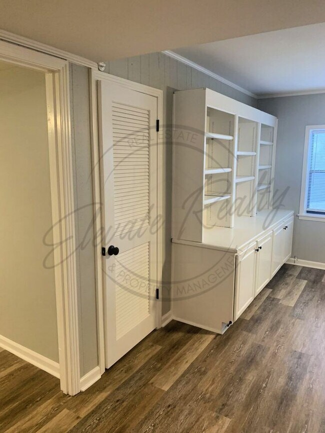 Building Photo - Spacious 3BR/1BA Lower-Level Apartment wit...