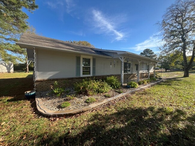 Building Photo - $300 0ff First Months Rent!