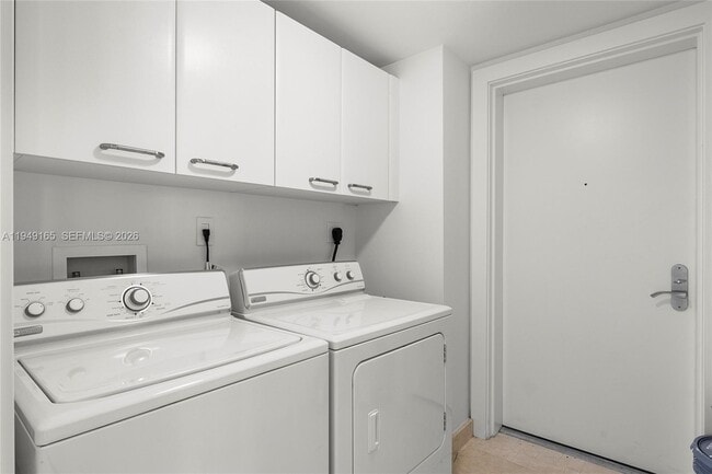 Building Photo - 17001 Collins Ave