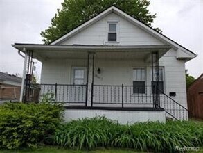 Building Photo - Cut 3 bedroom bungalow W/ appliances included Section 8 Accepted