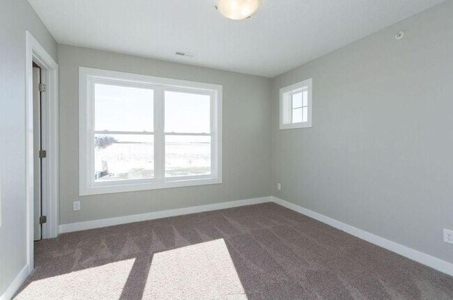 Building Photo - 1409 NE Primrose Ln