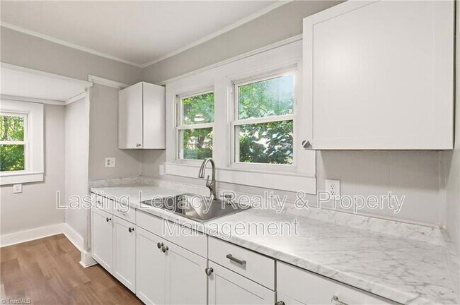 Building Photo - 2051 Bloomfield Dr