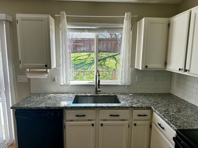 Building Photo - Cozy Home in Columbia Village!
