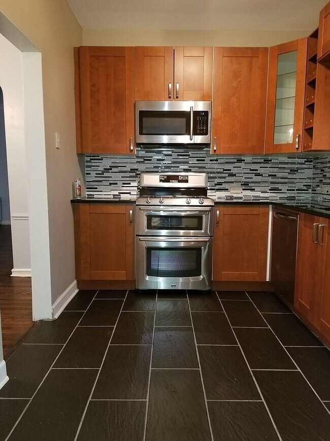 Building Photo - 6826 N Knox Ave