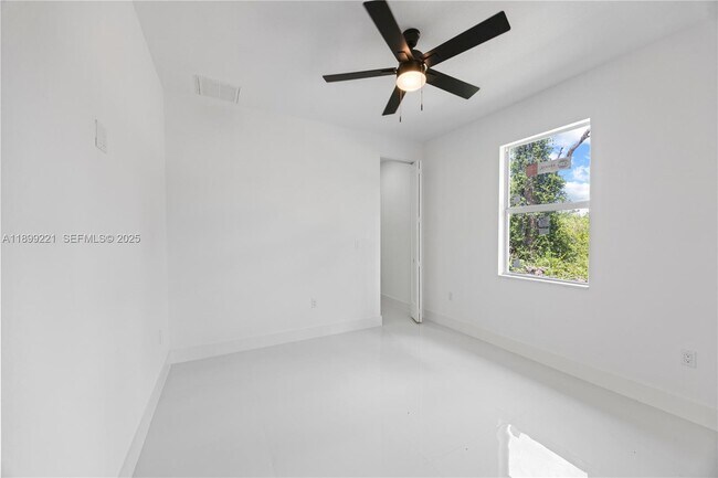 Building Photo - 3111 W 17th St