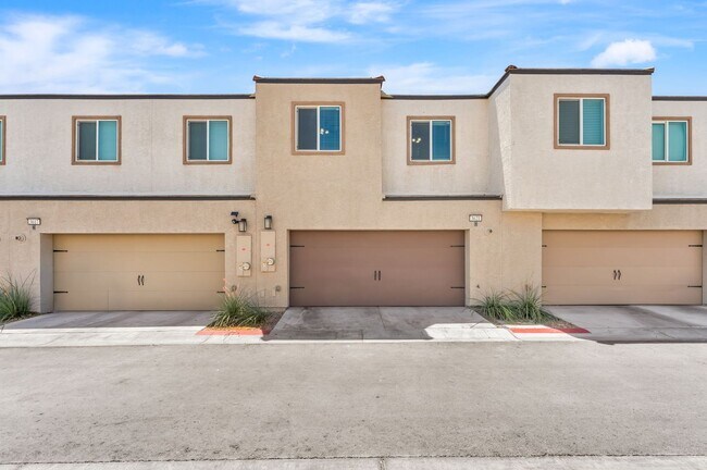 Building Photo - Modern Gated Townhome with Flexible Living Spaces & Stylish Finishes!