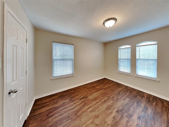 Building Photo - 2219 Shady Pine Dr